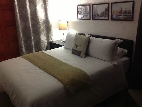 One One Guest House Kuils River 3*,